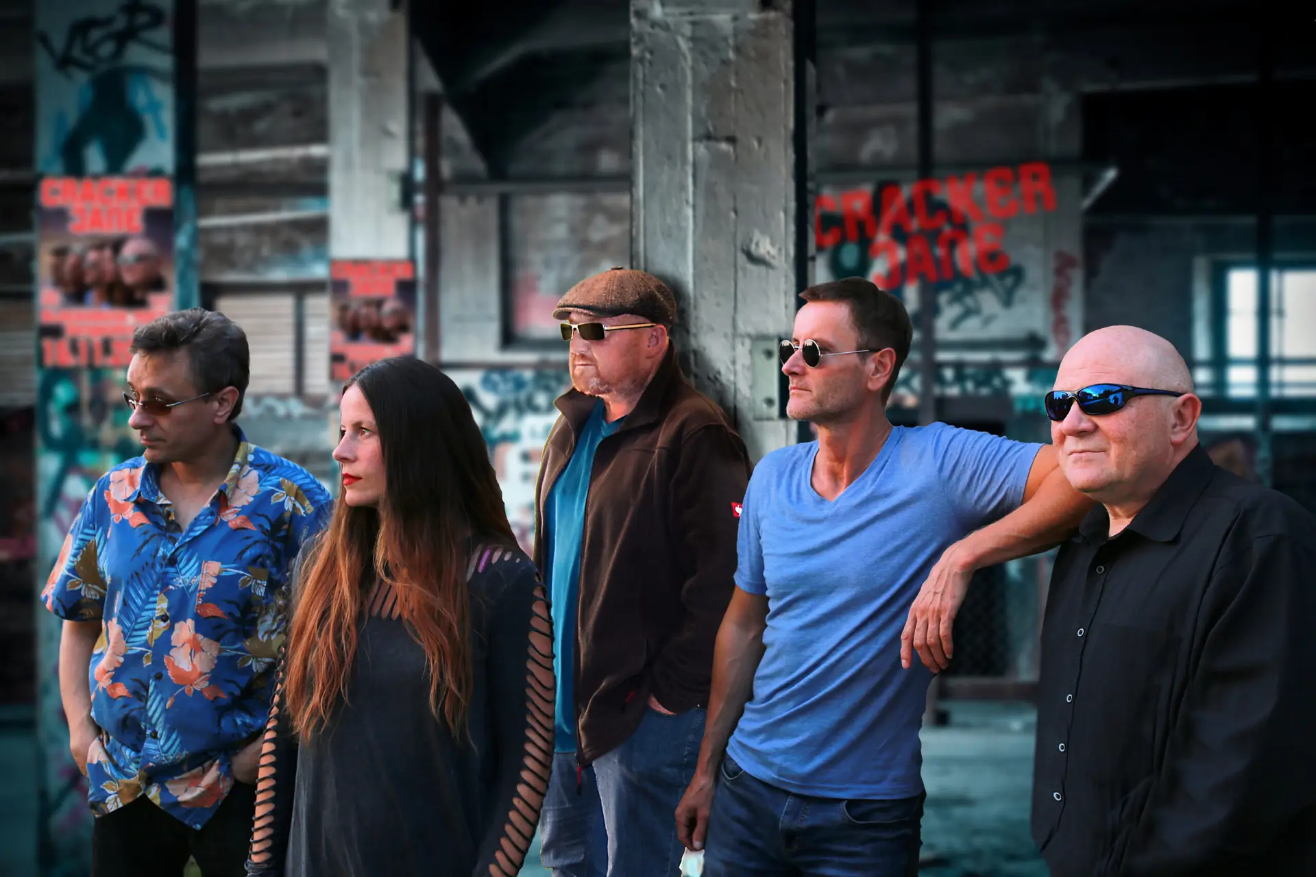 Gruppenbild der Band Cracker Jane vor einem Industriegebäude