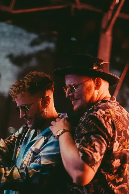 Die zwei Künstler von Duo Infernale bei der Performance eines Live-Sets