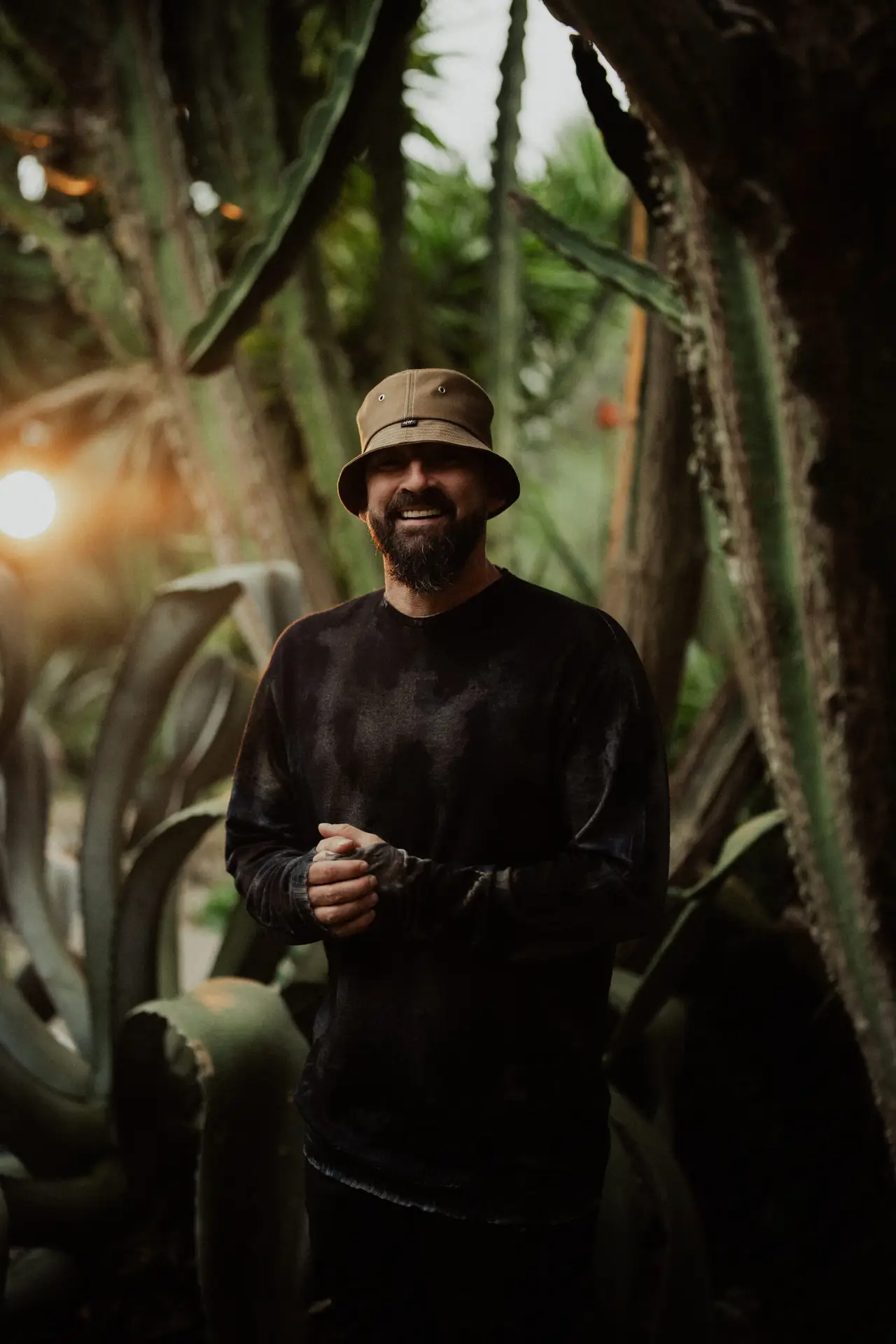 Der Musiker Gentleman im Dschungel zwischen tropischen Pflanzen