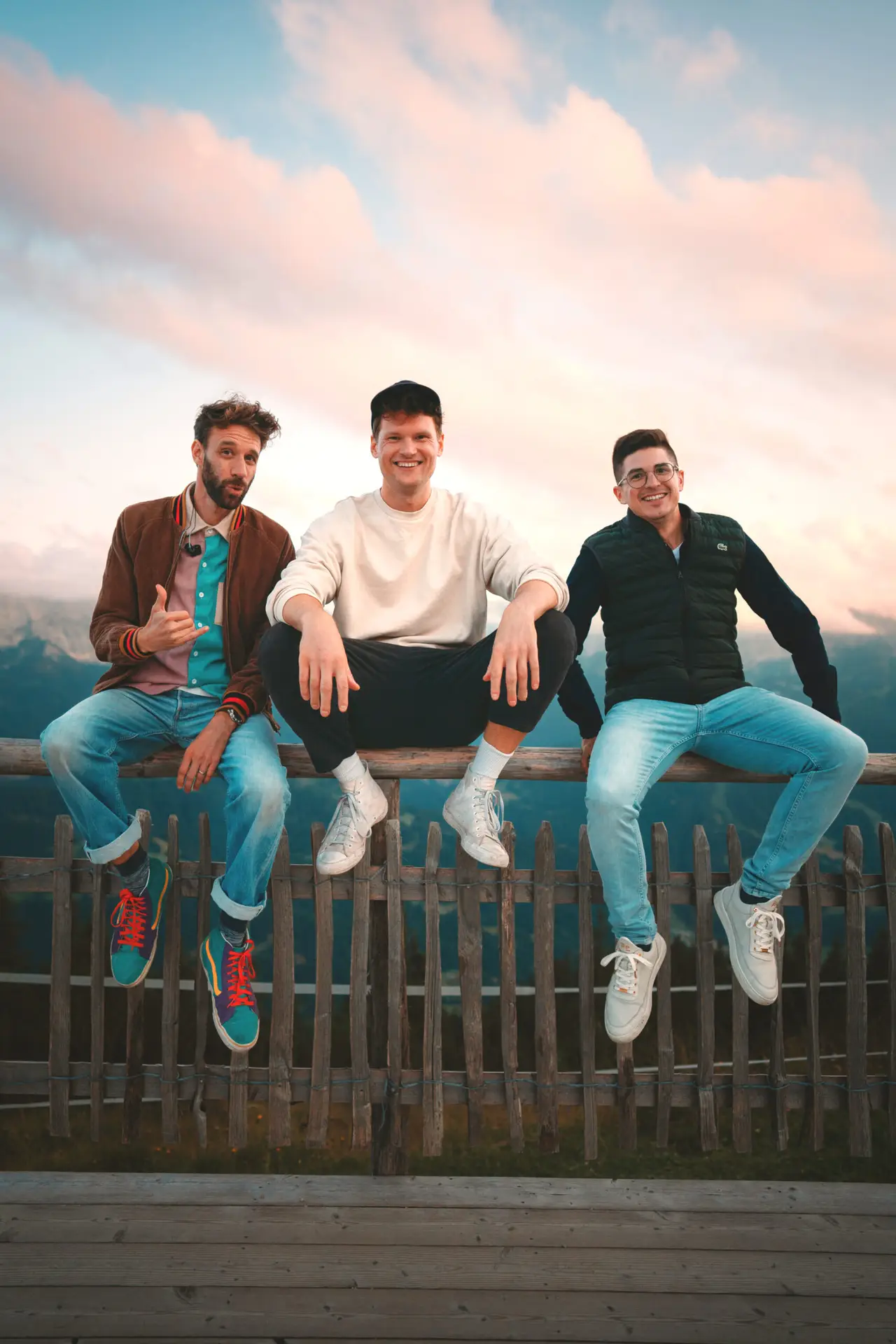 Die drei Mitglieder der Band Impala Ray sitzen im freien auf einem Geländer