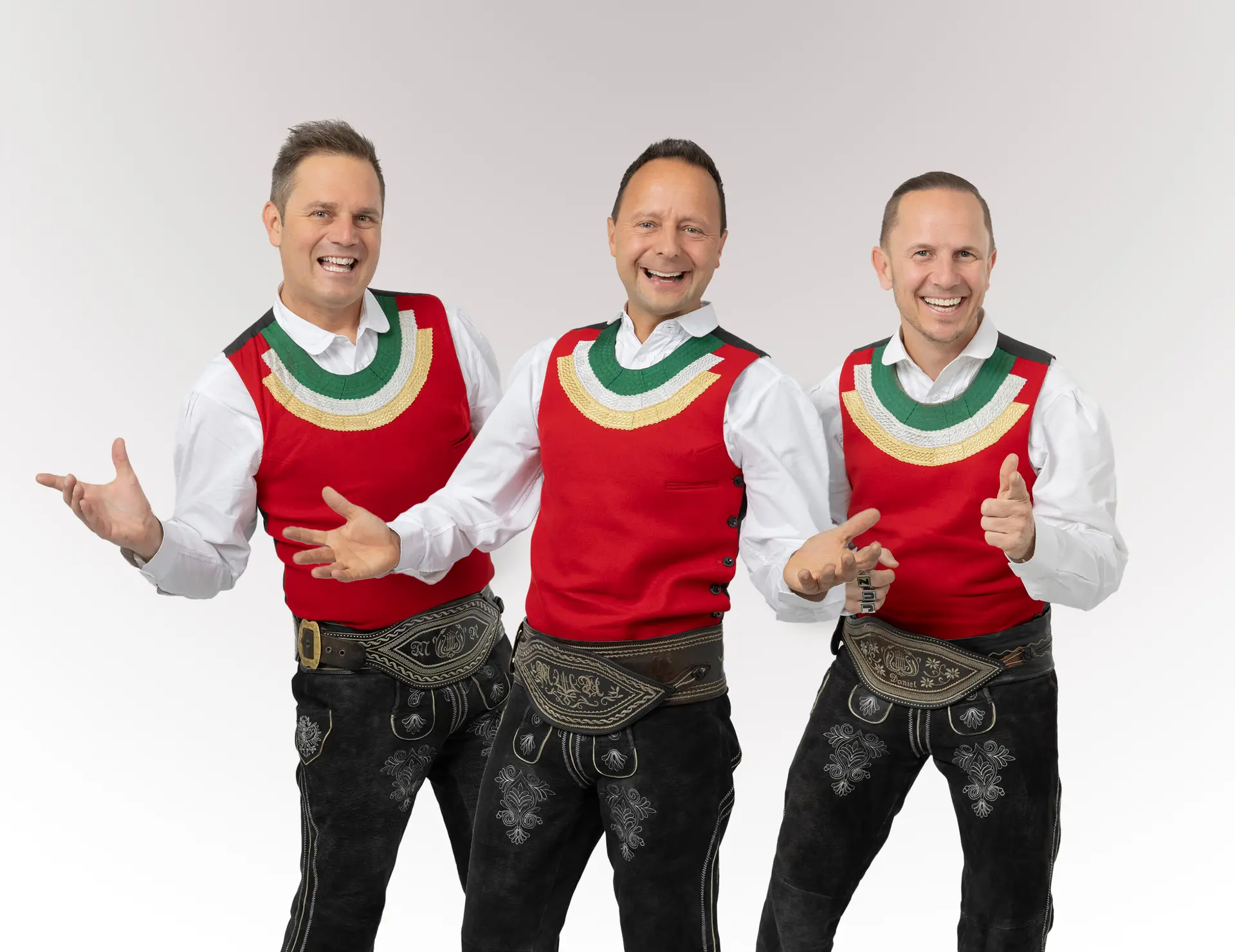 Gruppenbilder der drei Musiker von "Die jungen Zillertaler" in einem Fotostudio auf weißem Hintergrund