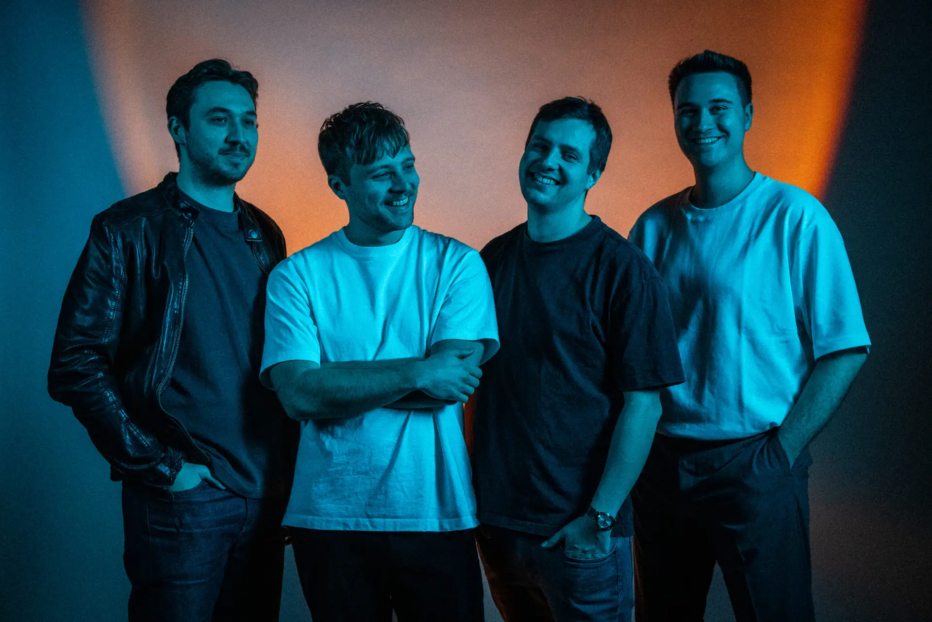 Gruppenbild der Band New Rivals in farbigem Licht