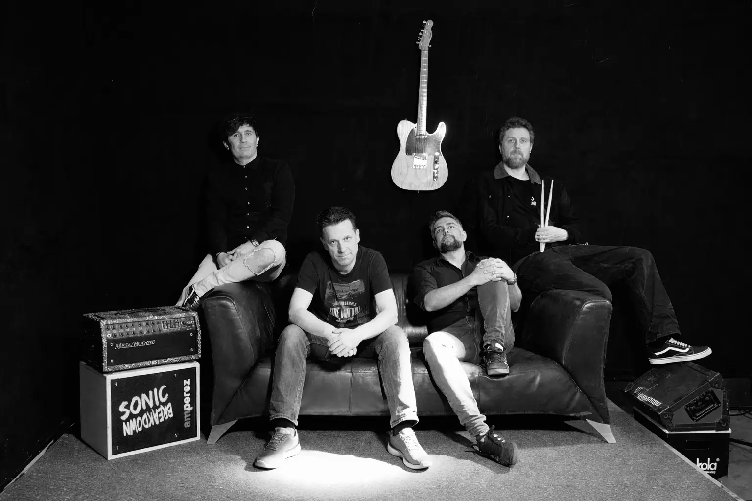 Gruppenbild der Band Sonic Breakdown auf einer Couch
