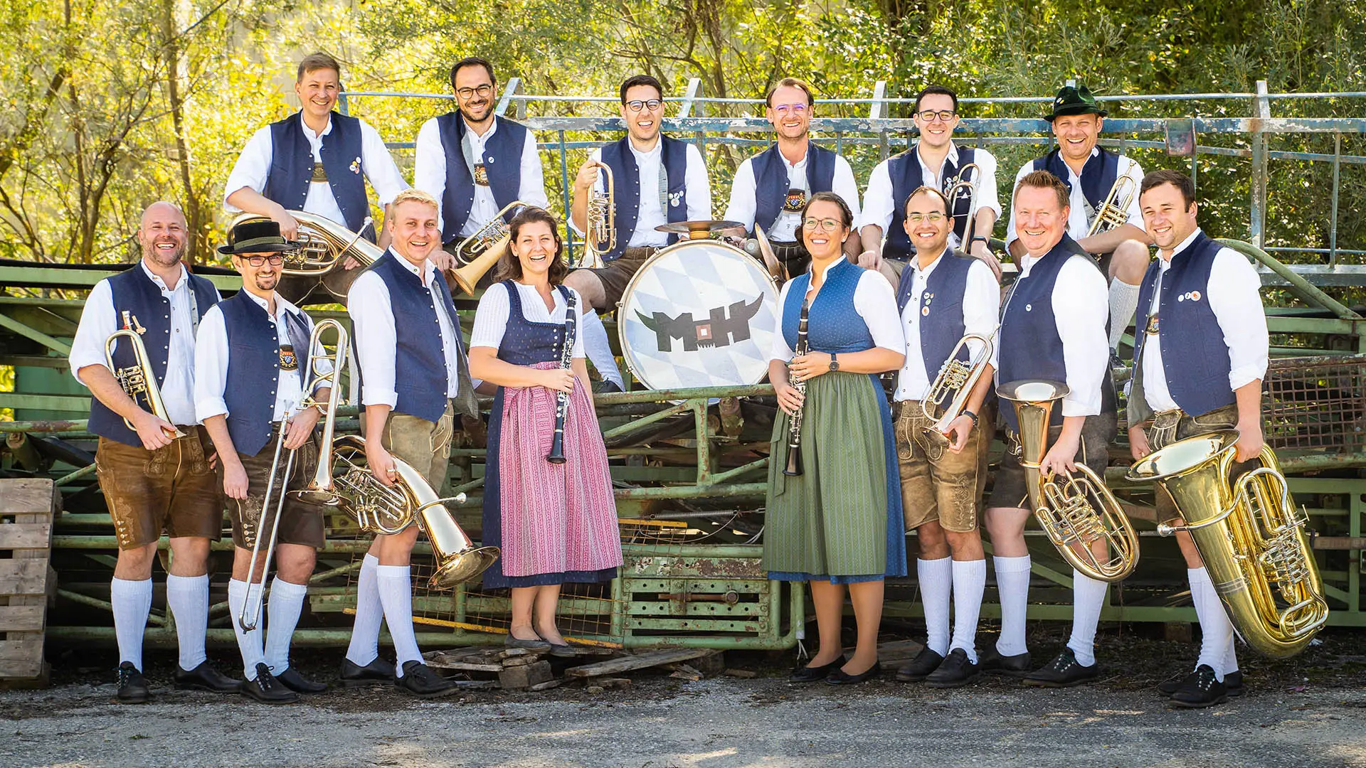 Gruppenbild der Monsters of Humppa auf einer Tribüne in freien